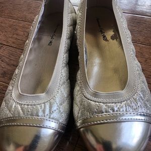 Girl’s gold ballet flats